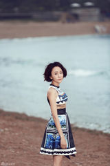 组图：王一楠清新漫步海边 拥抱夏日浪漫