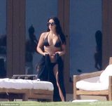 组图：卡戴珊日光浴晒美照 身材窈窕一览无遗