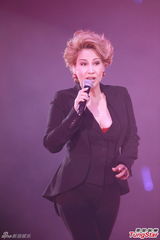 组图：张学友郑秀文等红馆开唱致敬张耀荣