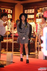 组图：周觅Amber宋茜同台卖萌放电 人气高涨