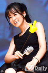 组图：《举报者》柳演锡暖男风度 亲切拥抱粉丝