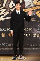 组图：《秘密之门》发布会 韩石圭等低调亮相