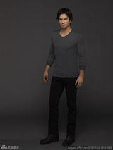 组图：《吸血鬼》曝写真 妮娜深V礼服露腰线