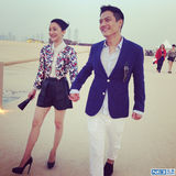 组图：周迅与男友高圣远牵手亮相 幸福恩爱