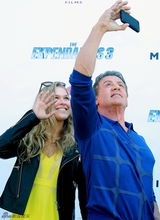 组图：《敢死队3》劲爆亮相 坦克开进戛纳大道