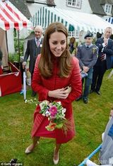 组图：凯特王妃秀搞怪百变表情 一反优雅形象