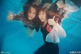 组图：毕业照新花样！水中拍摄唯美高难度