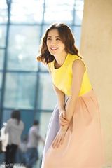 组图：毛林林时尚街拍化身阳光少女