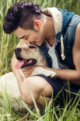 组图：杨烁萌犬花丛中嬉戏 悠享初秋时光