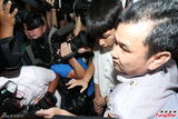 组图：柯震东北检报到全程低头 遭围堵寸步难行