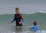 组图：46岁朱莉娅-罗伯茨海滩享天伦 与子女开心戏水