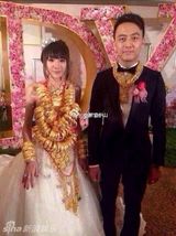 组图：广东新娘结婚挂70个金镯 新郎戴多条金链