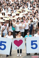 组图：陈妍希担任微笑大使 分享抗压方法