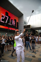 组图：邓超玩快闪 《分手大师》教跳“逗B舞”