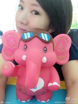 组图：众星晒童年萌照庆儿童节 自幼星范儿足