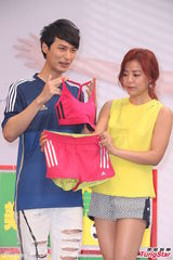 组图：丁当签唱会淋雨会粉丝 严爵贴心送内衣