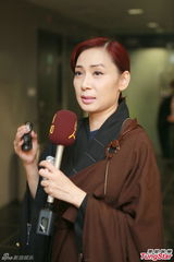 组图：邝美云身穿宗教服 致力于祈福忏悔