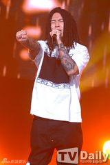 组图：f(x)爵士装热情献唱 夺冠激动互拥