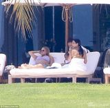 组图：卡戴珊度假日光浴 丰腴美背一览无余