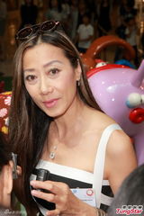 组图：张天爱享受单身不再婚 抱可爱艺术狗卖萌