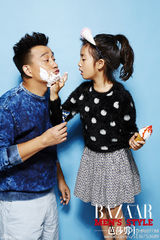 组图：黄磊父女有爱写真 多多为爸爸吹头剃须