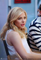 组图：小贝长子绯闻女友上节目 秀鬼马表情聊嗨