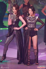 组图：港姐佳丽变身黑裙女战士 秀修长美腿