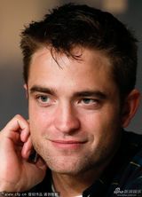 组图：《星图》朱丽安摩尔卖萌 加顿捂裙险走光