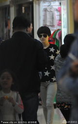 组图：马伊琍带爱马逛童装 贴心跪地为女儿试鞋