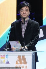 组图：崔永元牵谭晶玉手贴耳私聊 华晨宇献唱