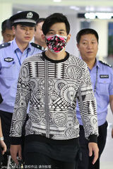 组图：周杰伦抵青岛口罩遮面 引爆粉丝青春回忆