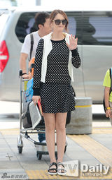 组图：高雅拉现身机场 皮肤完美近照无瑕