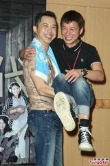 组图：多变哈林(庾澄庆)唱金曲 登小巨蛋万人同欢