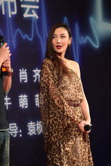 组图：牛萌萌承认恋上张默 蓝正龙结婚致歉前任