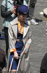 组图：刘亦菲短裙秀美腿 浓妆艳抹变冷艳时髦女