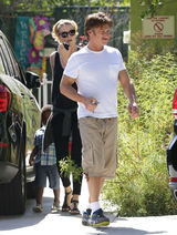 组图：塞隆吊带装性感 爱子与西恩-潘略显生疏