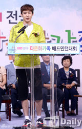 组图：2PM尼坤出席羽毛球活动 阳光笑容暖人心