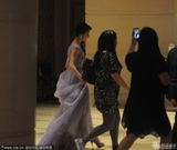 组图：刘亦菲酒店快闪 侧身露事业线小秀性感