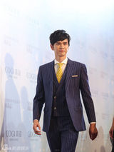 组图：何炅叶璇许茹芸等群星出席时尚盛典