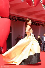 组图：《亲爱的》红毯 赵薇长裙飘逸郝蕾穿黑裙