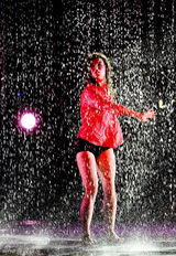 组图：北京狂欢嘉年华 H2O原创水秀展前卫诱惑