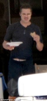 组图：安吉丽娜-朱莉/布拉德-皮特婚后甜蜜度假 亲密抚摸超有爱