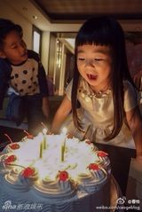组图：曹格为女儿办4岁生日派对 姐姐大脸抢镜