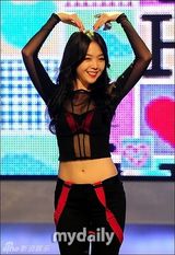 组图：韩女团舞台装尺度无下限 薄纱透视露底