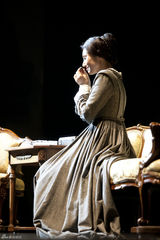 组图：袁泉再演话剧《简爱》 现场激吻王洛勇