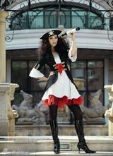 幻灯图:董璇化身女船长展异域风情 为葡萄牙队助威