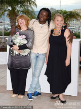 组图：电影《仙境》发布会 众主创抱作一团亲密无间