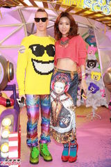 组图：薛凯琪小秀蛮腰 人体作画引人侧目