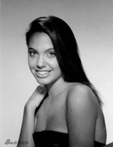 幻灯图集：安吉丽娜16岁写真曝光 眼神似梦露 