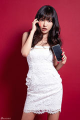 组图：童菲变身数码宝贝 时尚大片展婀娜身姿